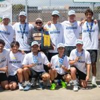 澳门皇家赌城在线大学男子网球队庆祝他们赢得州冠军