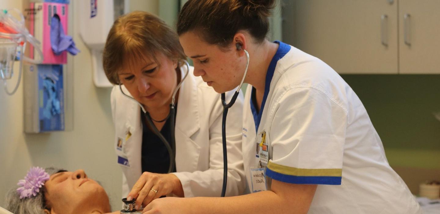 澳门皇家赌城在线大学护理学生实践病人护理